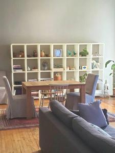 sala de estar con mesa y sofá en Beach Street Loft, en Boston