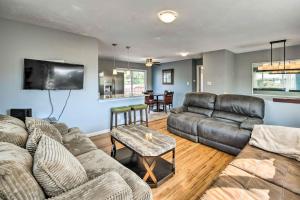 ein Wohnzimmer mit 2 Sofas und einem TV in der Unterkunft Colorado Springs Home with Deck about 6 Mi to Dtwn! in Colorado Springs