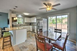 eine Küche und ein Esszimmer mit einem Tisch und Stühlen in der Unterkunft Colorado Springs Home with Deck about 6 Mi to Dtwn! in Colorado Springs