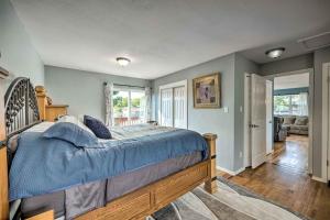Schlafzimmer mit einem Bett mit blauer Decke in der Unterkunft Colorado Springs Home with Deck about 6 Mi to Dtwn! in Colorado Springs