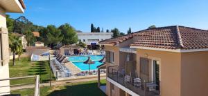 - une vue sur un complexe avec une piscine dans l'établissement Studio Résidence 3 étoiles Odalys Les Océanides Piscine Plage Argentière parking boite à clé, à La Londe-les-Maures 15 autres photos