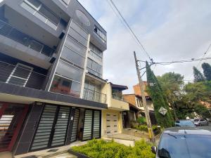 un edificio con un coche aparcado delante en Apartaestudio Laureles la 33, en Medellín 8 fotos más