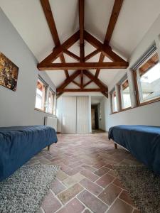 Habitación con 2 camas en una habitación con ventanas en La Bastide De Chassagne-Montrachet, en Chassagne-Montrachet