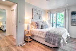 a bedroom with a bed and a window at Cozy Cali Condo, Walk to Summerland Beach! in Summerland