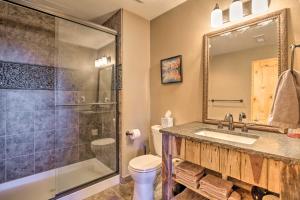 Un baño con ducha, lavabo e inodoro. en Family-Friendly Jefferson Cabin with Fire Pit!, en Bordenville 35 fotos más