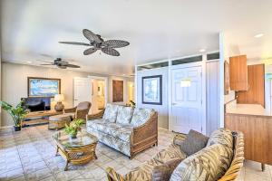 Χώρος καθιστικού στο Bright and Airy Beach House with Oceanfront Views