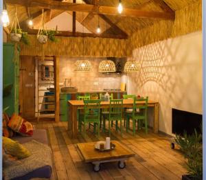 eine Küche und ein Esszimmer mit einem Tisch und Stühlen in der Unterkunft Balistyle guesthouse in the forest near Amsterdam in Velsen-Zuid