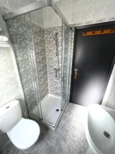 ネルハにあるCasa Playa Torrecillaのバスルーム(シャワー、トイレ、シンク付)