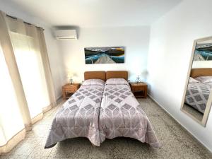 ネルハにあるCasa Playa Torrecillaのベッドルーム1室(毛布付きのベッド1台付)