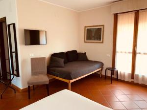 - un salon avec un canapé et une télévision dans l'établissement Casa Ciampi Locazione Turistica, à Pise