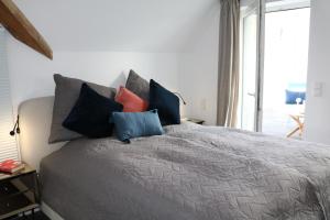 Un dormitorio con una cama con almohadas. en Wohnung bei Façon en Eckernförde