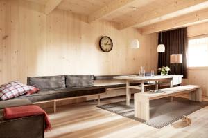sala de estar con sofá y mesa en Ferienhaus Islen en Mellau