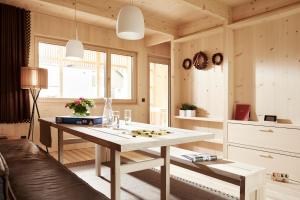 uma cozinha com uma grande mesa branca num quarto em Ferienhaus Islen em Mellau