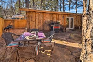 Foto sihtkohas Payson asuva majutusasutuse Patio and Fenced Yard Cozy Payson Cabin Retreat galeriist