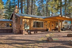 Foto sihtkohas Payson asuva majutusasutuse Patio and Fenced Yard Cozy Payson Cabin Retreat galeriist