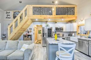 eine große Küche und ein Wohnzimmer mit einem Loft in der Unterkunft Welcoming Townsend Cabin Hike, Fish and Relax! 