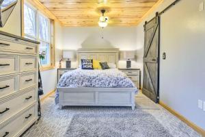1 dormitorio con cama y techo de madera en Welcoming Townsend Cabin Hike, Fish and Relax! 