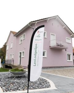 a sign in front of a pink house at Suite Romantique in Hésingue