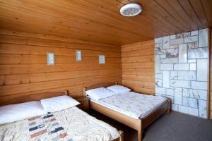 En eller flere senge i et værelse på Janosik