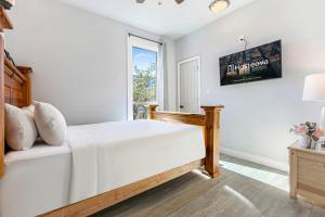 - une chambre avec un grand lit blanc et une fenêtre dans l'établissement Stunning Condos Near French Quarter, à La Nouvelle-Orléans