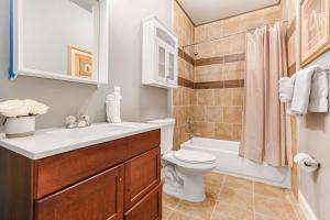 La salle de bains est pourvue d'un lavabo, de toilettes et d'une baignoire. dans l'établissement Stunning Condos Near French Quarter, à La Nouvelle-Orléans