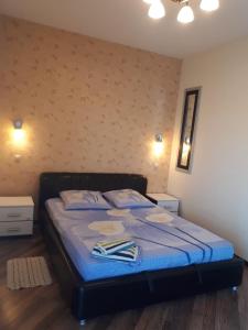 1 dormitorio con 1 cama con sábanas y almohadas azules en Апартаменты на набережной с панорамным видом на 39 этаже, en Astana