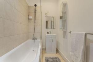 Een badkamer bij Wonderful London mansion in the heart of Marylebone