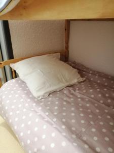 Una litera con una almohada y una funda de almohada encima. en petit nid montagnard, en Rousset