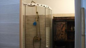 La salle de bains est pourvue d'une douche et d'une tête de requin. dans l'établissement T2 dans la région Bastiaise vue sur la mer, à Furiani