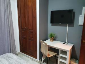 TV a/nebo společenská místnost v ubytování Hostal Puerta Carmona