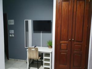 TV a/nebo společenská místnost v ubytování Hostal Puerta Carmona