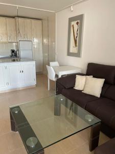 uma sala de estar com um sofá e uma mesa em lux 2 kmr app Stella Blanca met zwembaden airco en zeezicht em Fuengirola