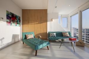 A seating area at Stunning Acropolis view apartment