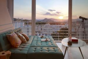 A seating area at Stunning Acropolis view apartment