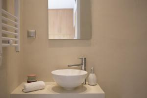 A bathroom at Stunning Acropolis view apartment