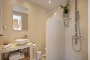 A bathroom at Stunning Acropolis view apartment