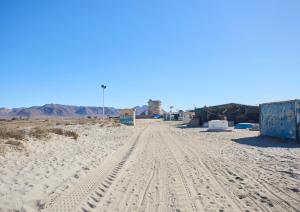 エル・カボ・デ・ガタにあるApartamento Luna Llena Cabo de Gataの砂漠の中の未舗装道路