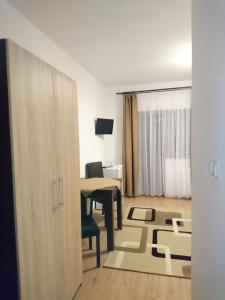 een eetkamer met een tafel en stoelen en een kamer met een tafel bij Casa Eldorado in Sovata