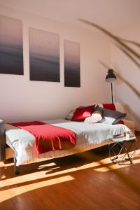 - une chambre avec un lit et une couverture rouge dans l'établissement 10 min from the Airport-Wifi-Free Parking, à Samarate