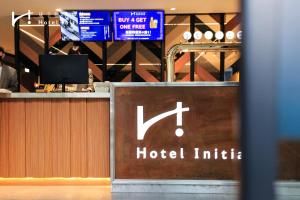 um lobby do hotel com um sinal para um hotel dentro em Hotel Initial-Taichung em Taichung