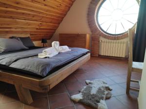 - une chambre avec un lit et une grande fenêtre dans l'établissement Liptovský mlyn, à Liptovská Teplá