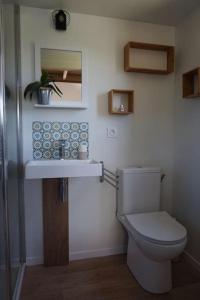 La salle de bains est pourvue de toilettes et d'un lavabo. dans l'établissement A LA BELLE ECORCE- tiny house, à Turenne