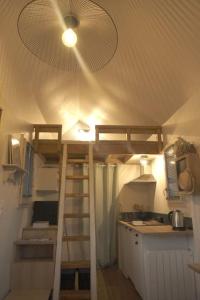 Cette chambre comprend 2 lits superposés et un plafond. dans l'établissement A LA BELLE ECORCE- tiny house, à Turenne