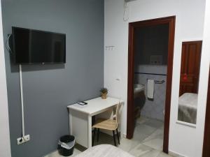 TV a/nebo společenská místnost v ubytování Hostal Puerta Carmona