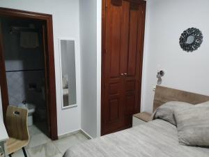 Postel nebo postele na pokoji v ubytování Hostal Puerta Carmona