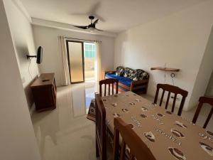 a dining room with a table and a couch at Apartamento em Arraial do Cabo 501 in Arraial do Cabo