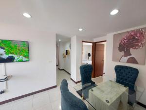a living room with a glass table and chairs at Apartamento Laureles la 33 in Medellín