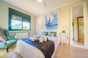 Postel nebo postele na pokoji v ubytování VIlla Jaruco Lux, exclusiva zona residencial con Piscina & Aircon + 37 fotografií