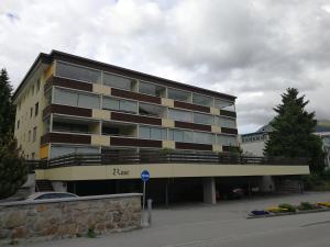 达沃斯Rose Davos的一座大楼，前面有一个停车场