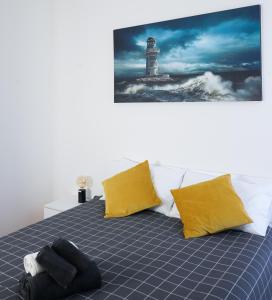 - une chambre avec un lit et un phare en arrière-plan dans l'établissement 10 min from the Airport-Wifi-Free Parking, à Samarate
